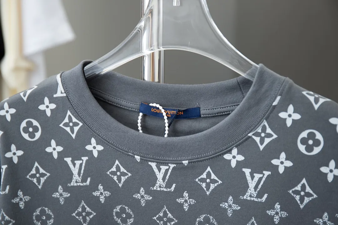 🅿️180 High-quality Lv 2025 early spring new model, MONOGRAM presbyopic gradient short-sleeved T-shirt, using digital printing technology to render pixel light and shadow for the Monogram gradient pattern, and its silk-screen texture and knitting effect complement each other. Synchronized with the official website, pure cotton fabrics at the counter! Comfortable against the skin, durable and easy to wear, meticulous original craftsmanship, custom-made 260g vat-dyed fabric, very comfortable to the touch, latest brick cabinet synchronization, OS off-shoulder version, fashionable and individual, super versatile and good-looking, very suitable for both men and women, must-have style, hang tag, collar label, washed wheat, complete with three labels S M L XL